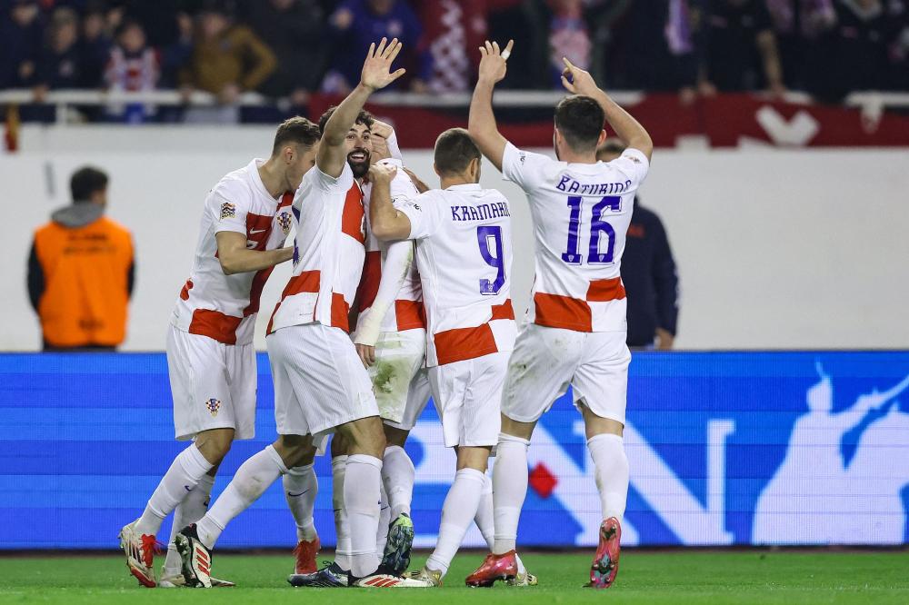 中国国乒在2025成都混合团体世界杯中以6连胜结束第二轮，孙颖莎在梁靖崑失利后积极复盘，展现团队凝聚力与个人关怀。